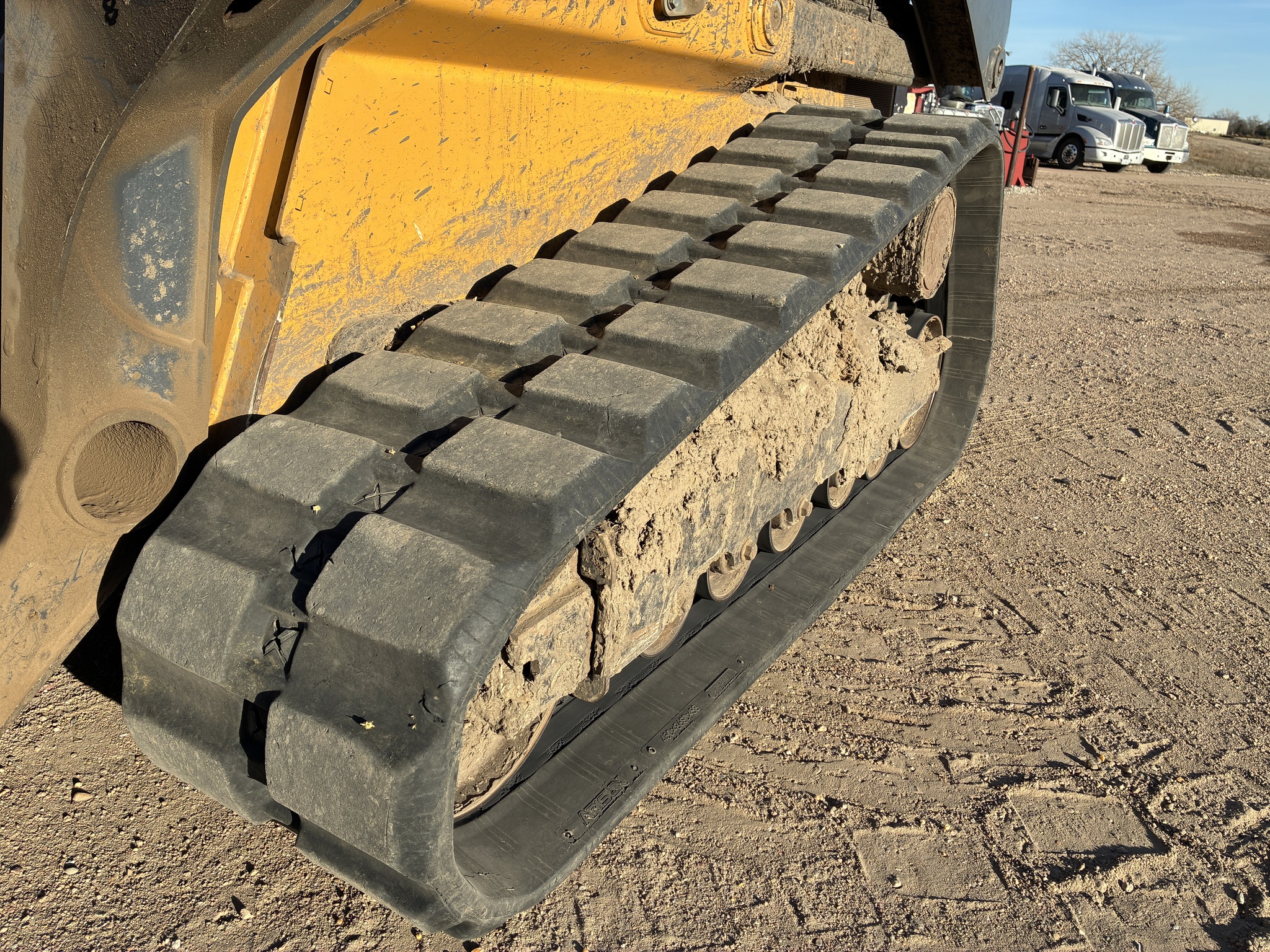 2018 John Deere 333G Image 10