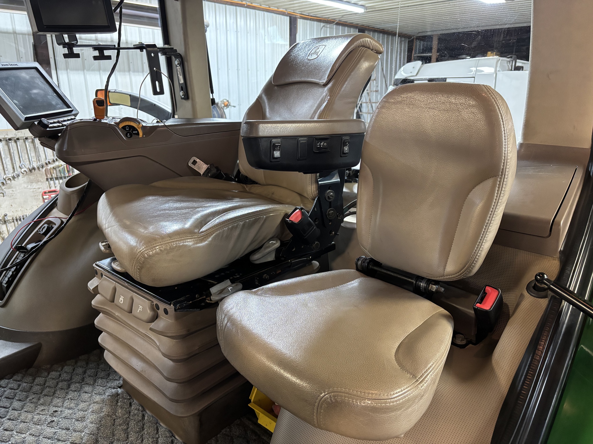 2015 John Deere 8370R Image 8