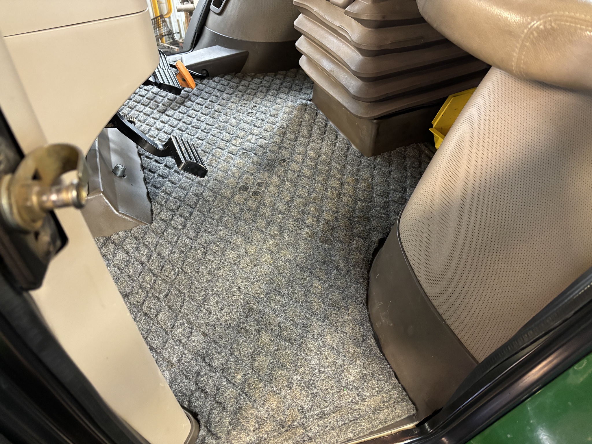 2015 John Deere 8370R Image 10