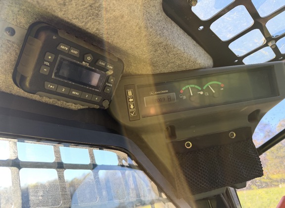 2022 John Deere 317G Photo 7