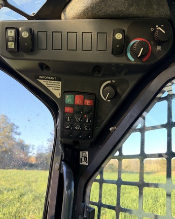 2022 John Deere 317G Photo 6