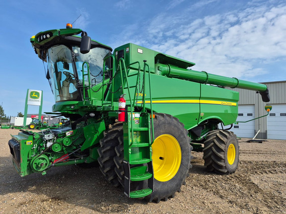 Used 2020 John Deere S790 Combines at Horizon Ag & Turf in St. Paul, AB - Photo4