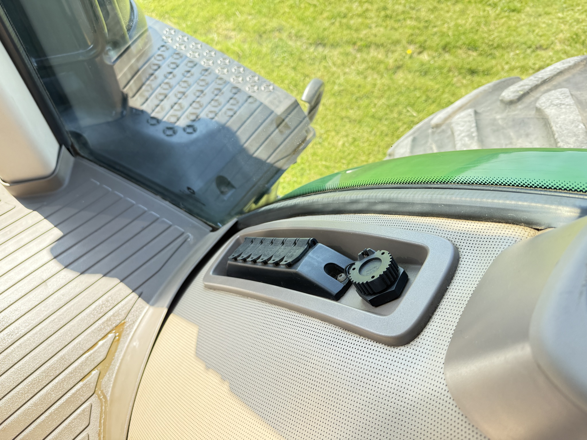 2020 John Deere 8270R Image 21