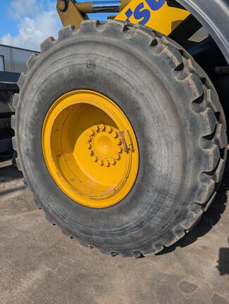 2023 Komatsu WA320-8