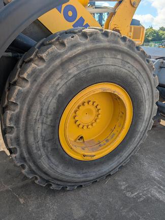 2023 Komatsu WA320-8