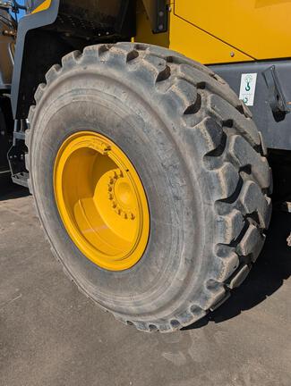 2023 Komatsu WA320-8