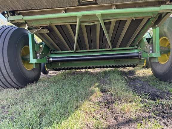 Used 2022 John Deere 560M Round Balers at Horizon Ag & Turf in Vermilion, AB - Photo12