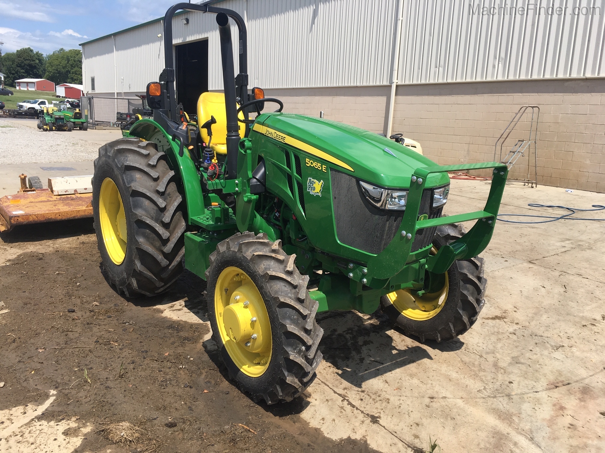 2018 John Deere 5065E Image 2