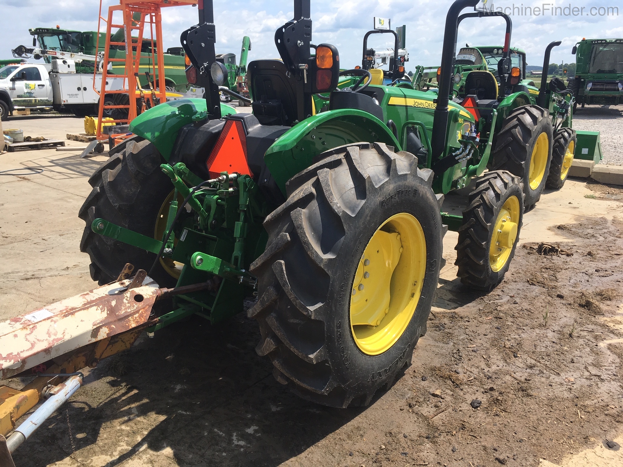 2018 John Deere 5065E Image 5