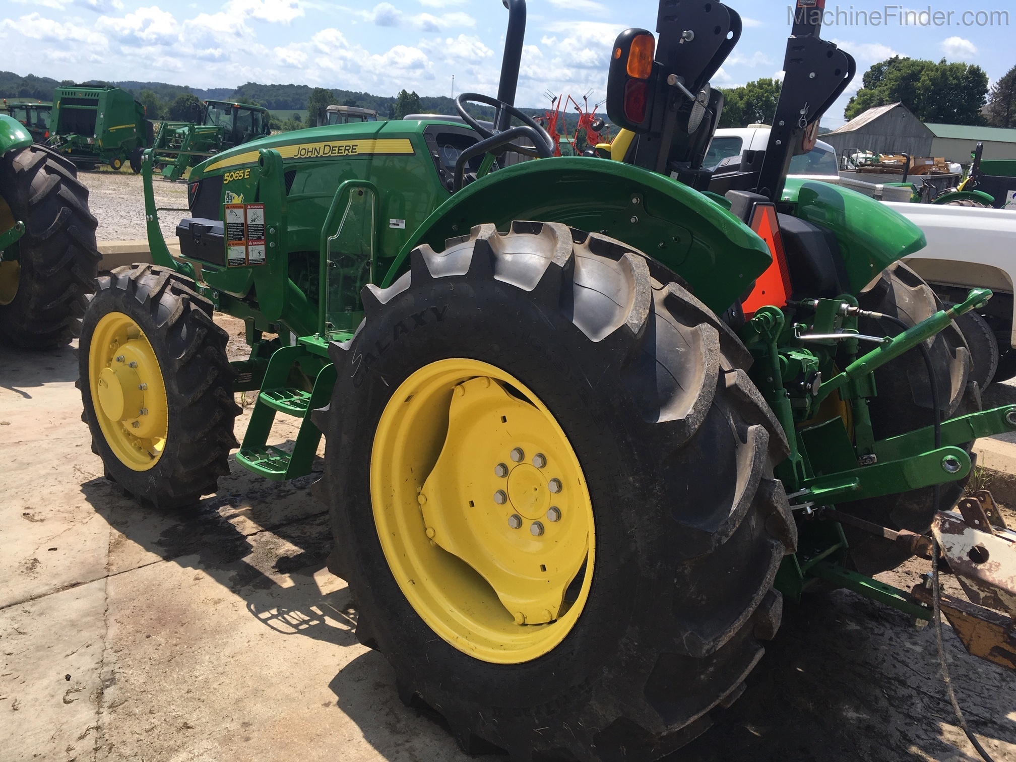 2018 John Deere 5065E Image 3