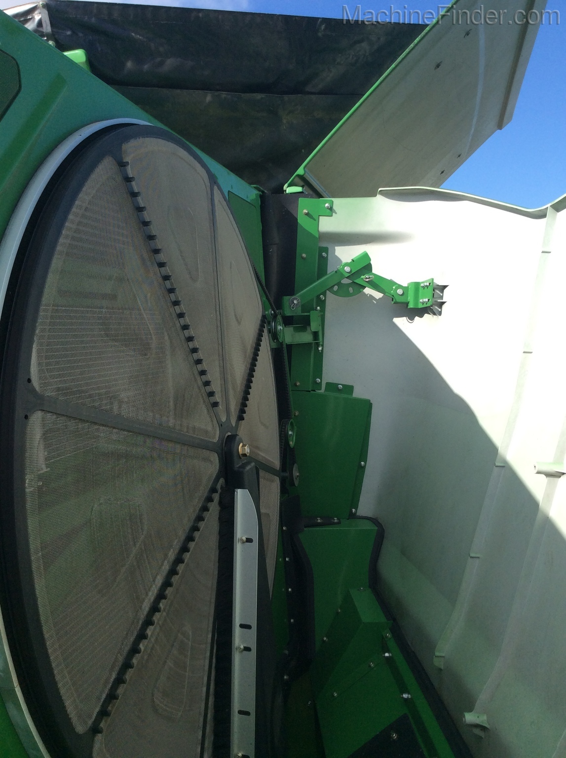 2014 John Deere S670 Image 19