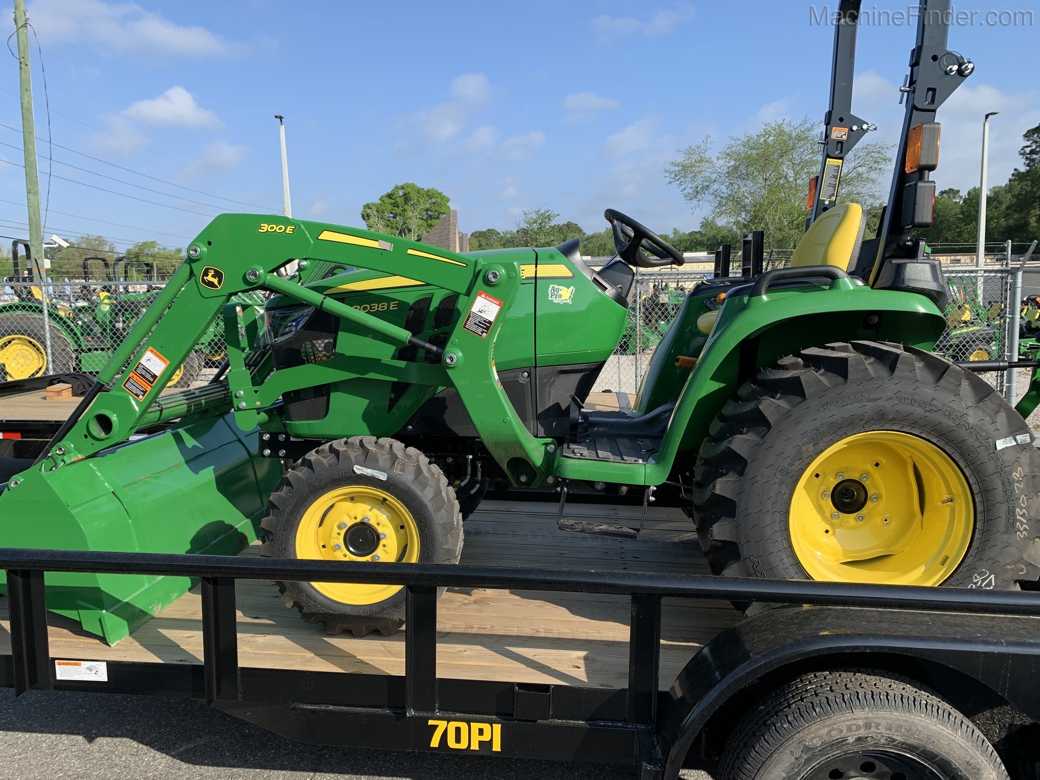 2020 John Deere 3038E Image 3