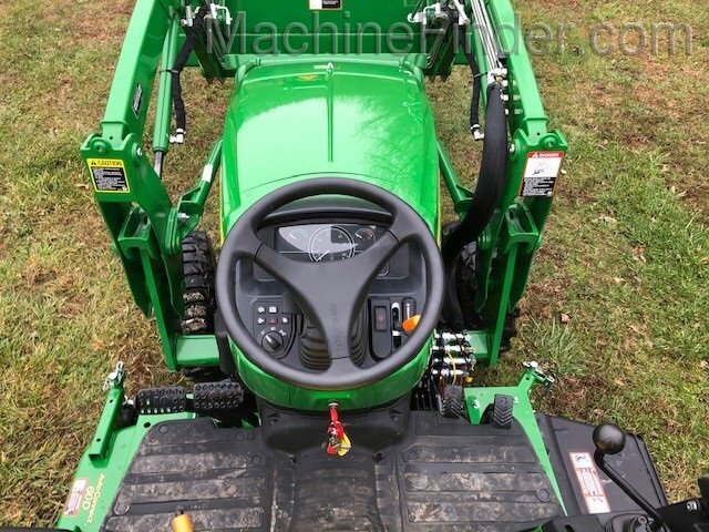 2020 John Deere 2032R Image 2