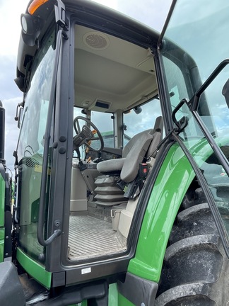 2017 John Deere 6120M Image 6