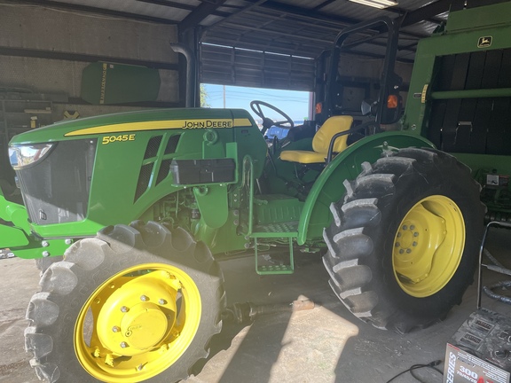 2016 John Deere 5045E Image 1