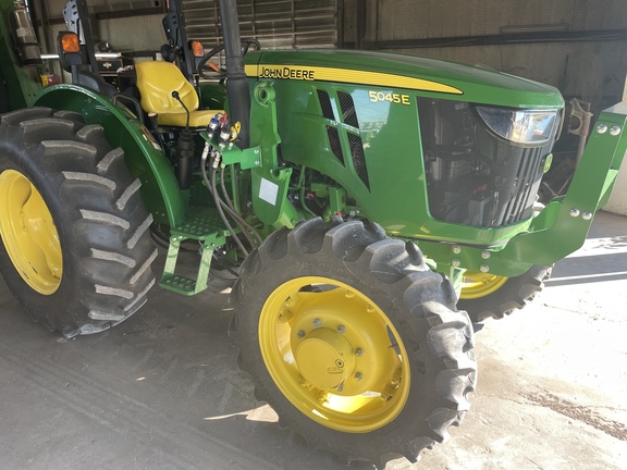 2016 John Deere 5045E Image 2