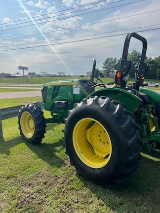 2017 John Deere 5065E Photo 3
