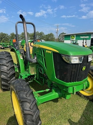2017 John Deere 5065E Photo 6