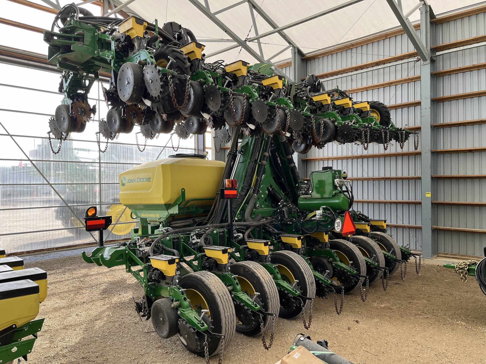 2022 John Deere DR24 Planters: Integral