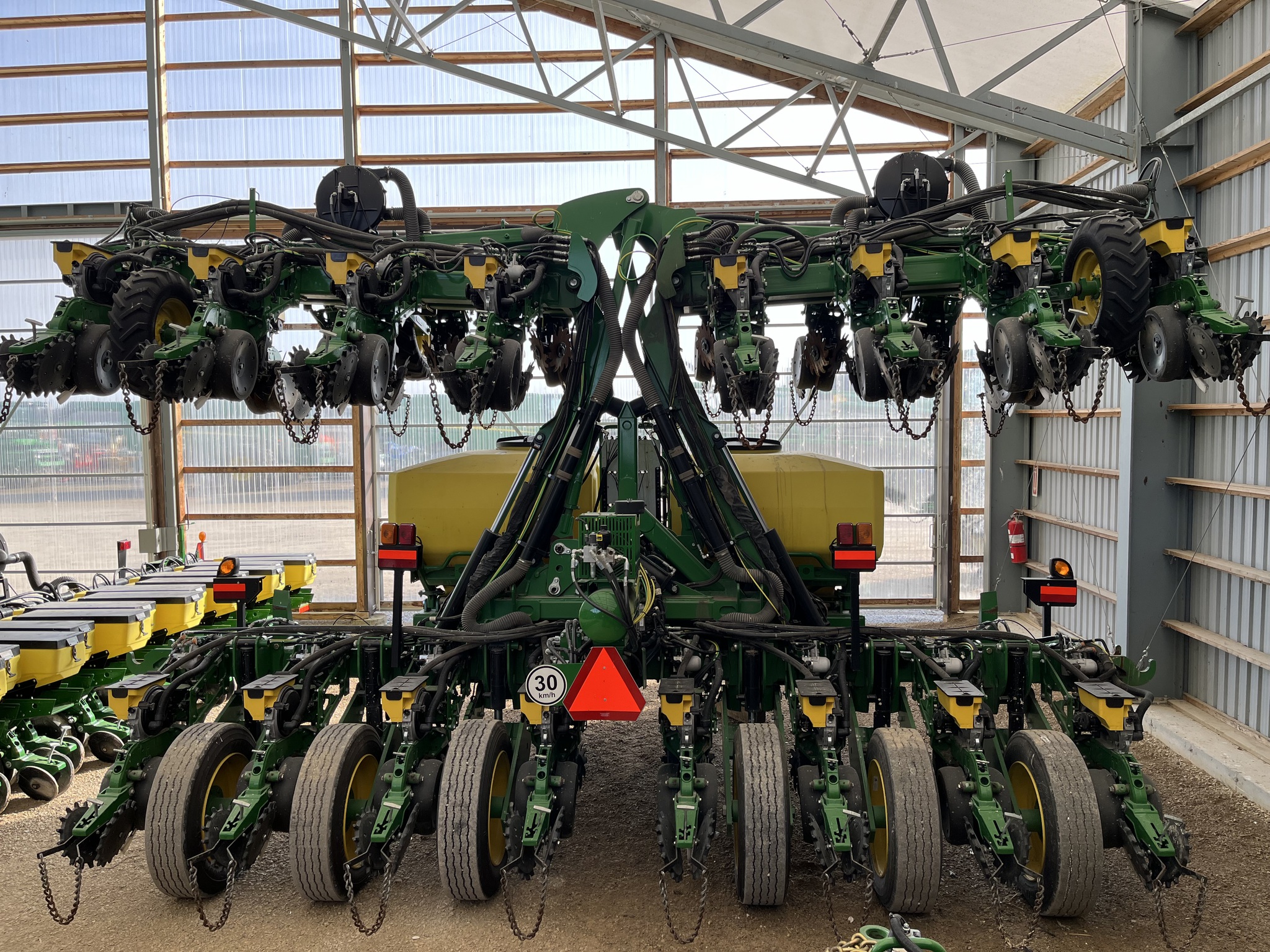 2022 John Deere DR24 Planters: Integral
