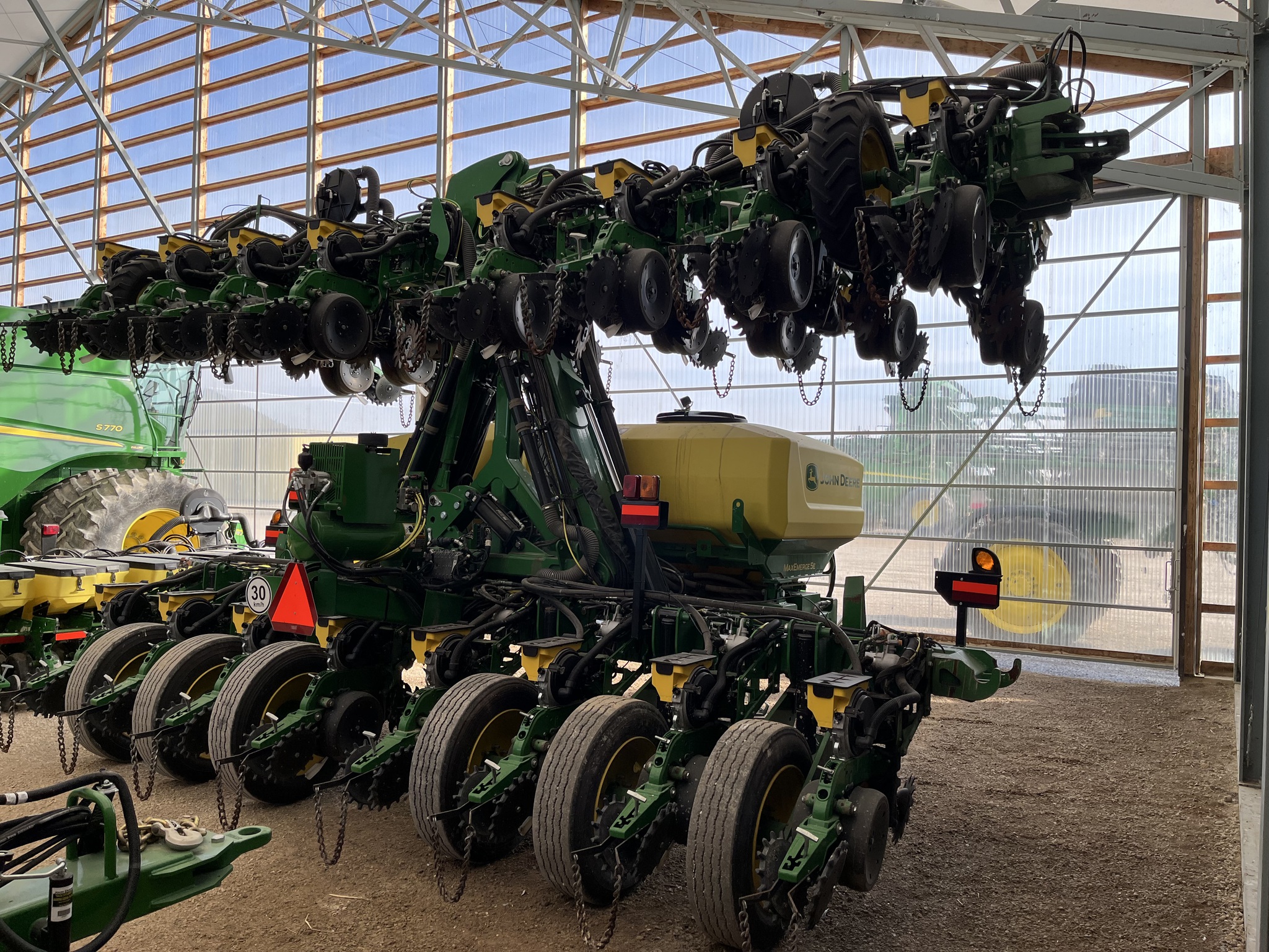 2022 John Deere DR24 Planters: Integral