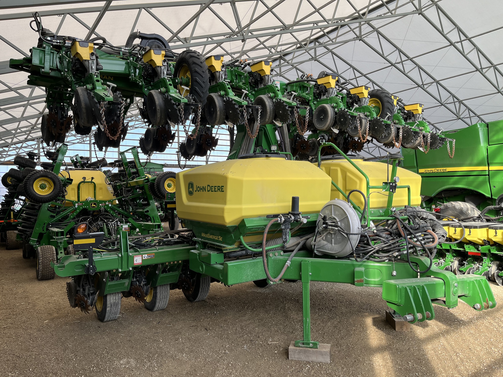 2022 John Deere DR24 Planters: Integral