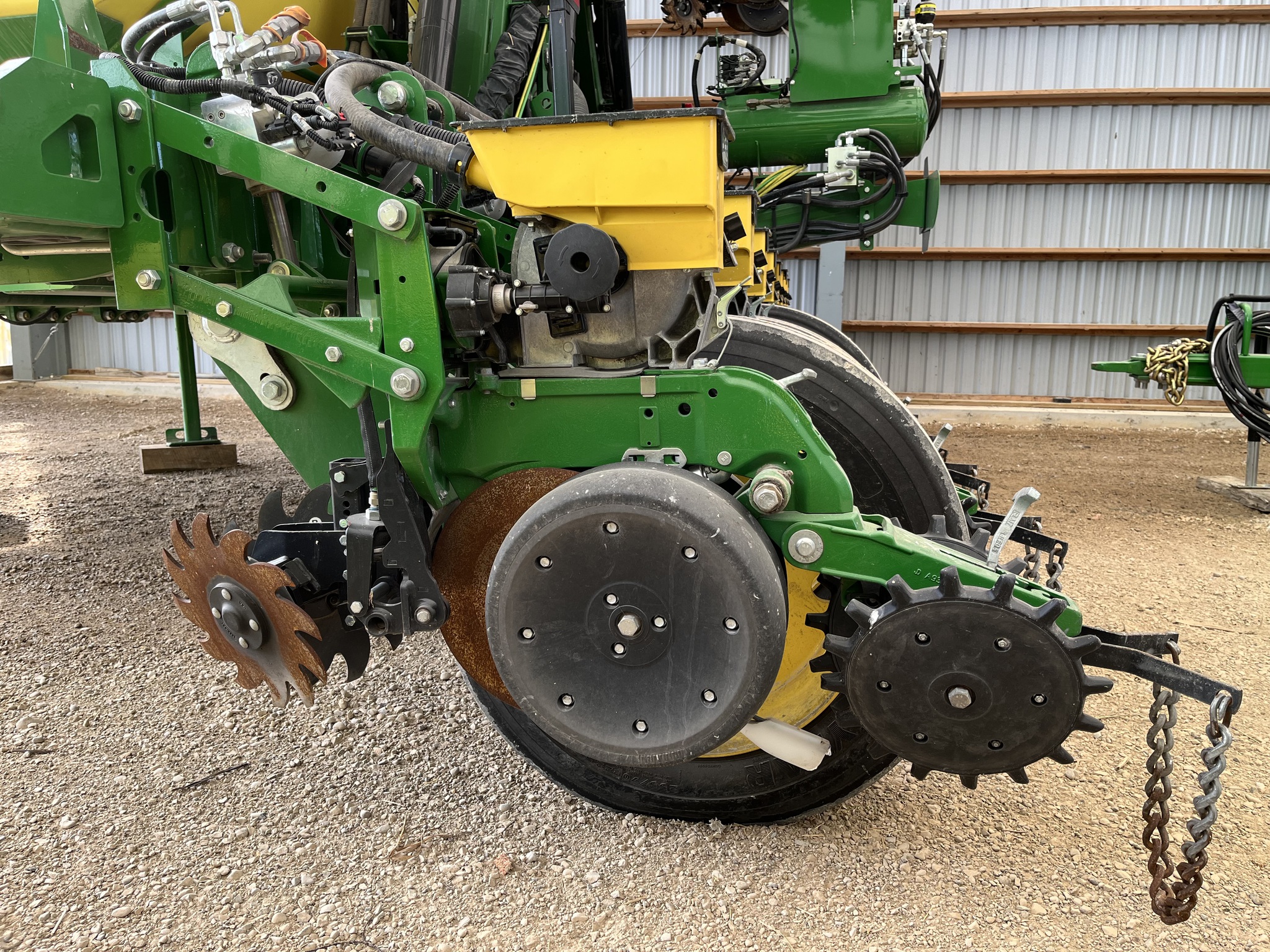 2022 John Deere DR24 Planters: Integral