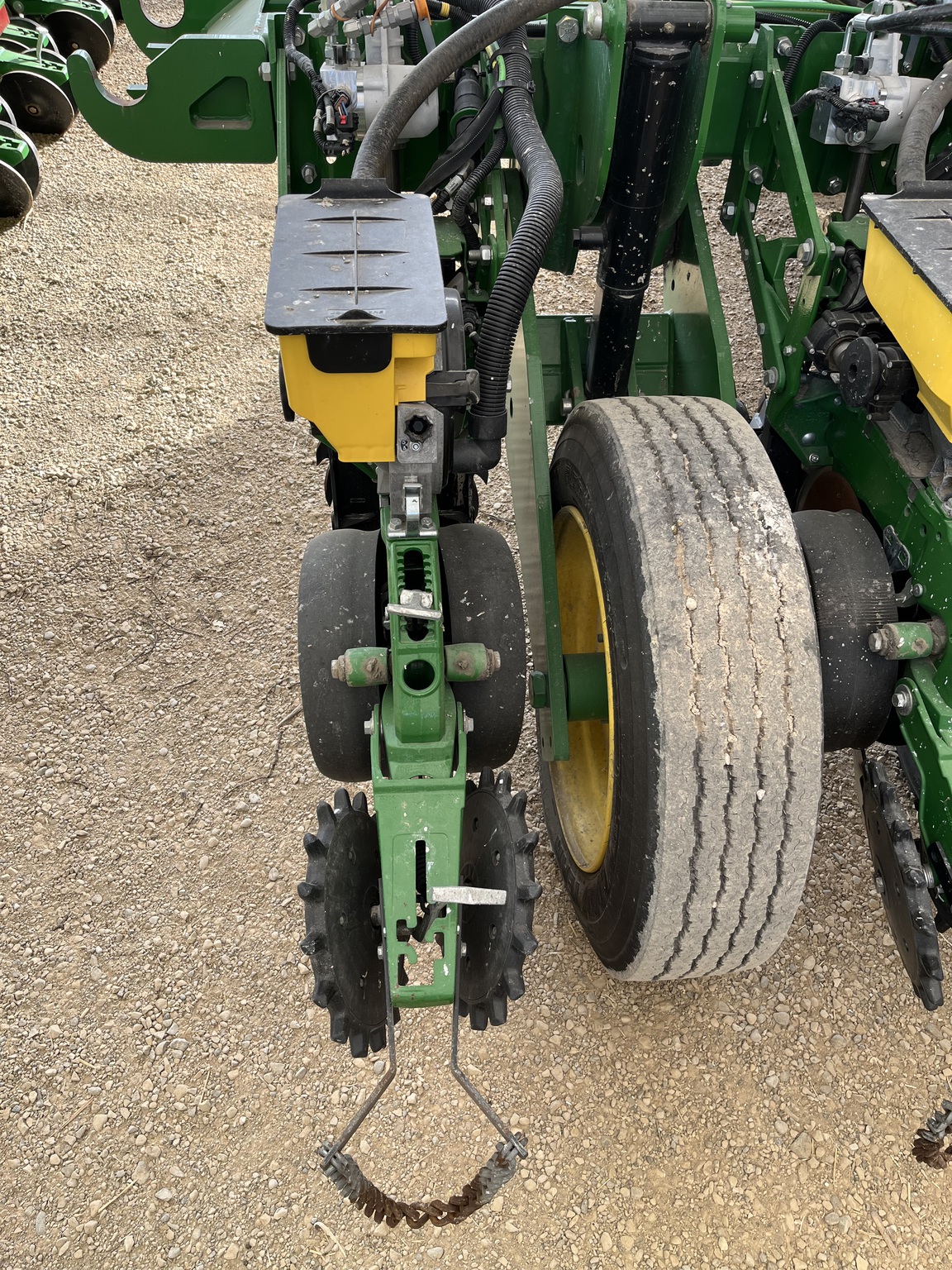 2022 John Deere DR24 Planters: Integral