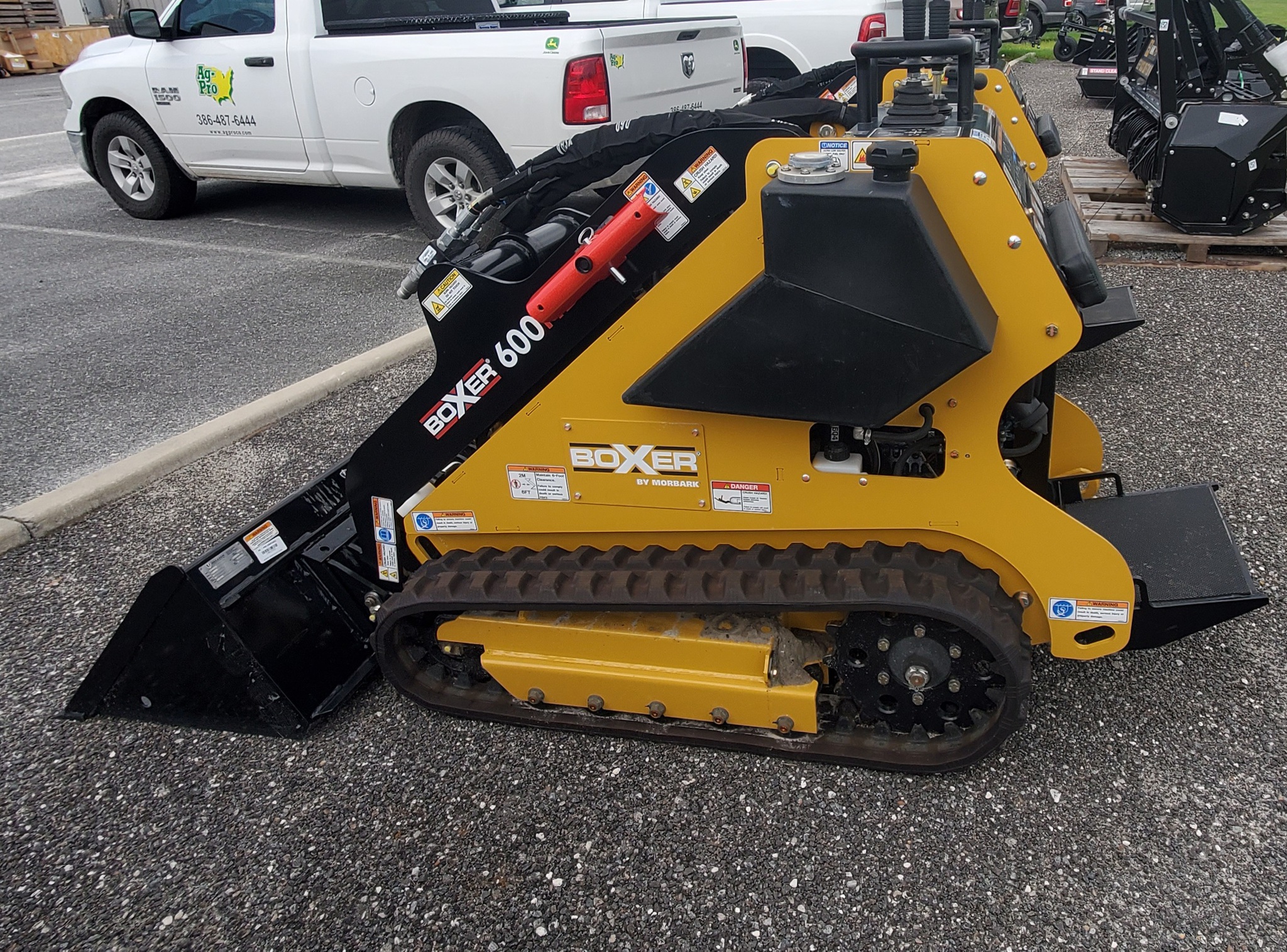 2023 John Deere 600HD Image 3