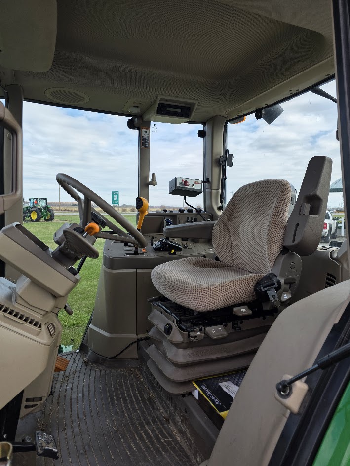 2015 John Deere 6115M Image 11