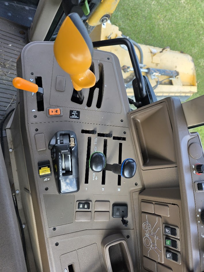 2015 John Deere 6115M Image 14