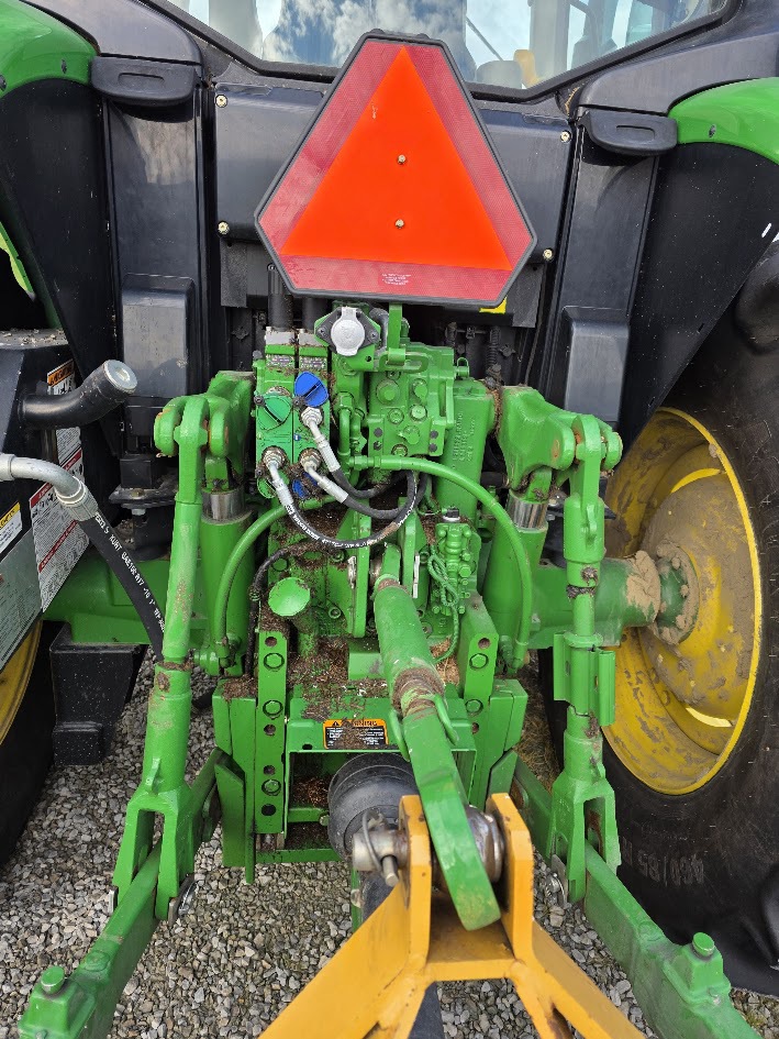 2015 John Deere 6115M Image 9