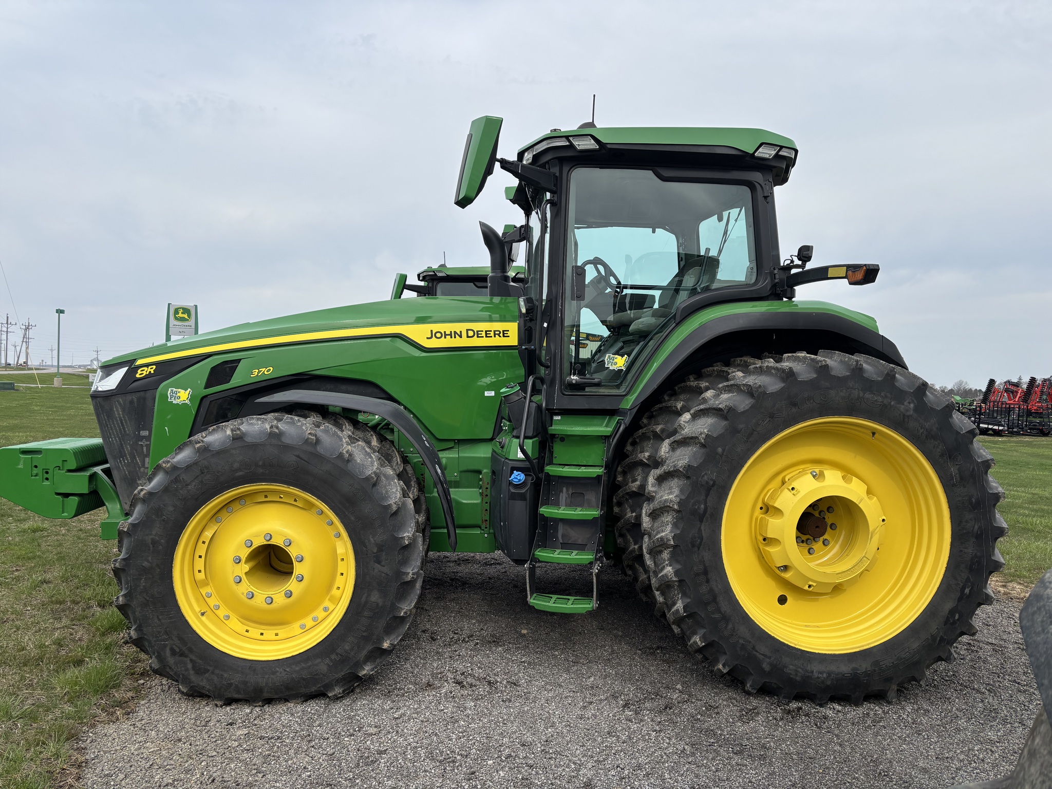 2023 John Deere 8R 370 Image 6