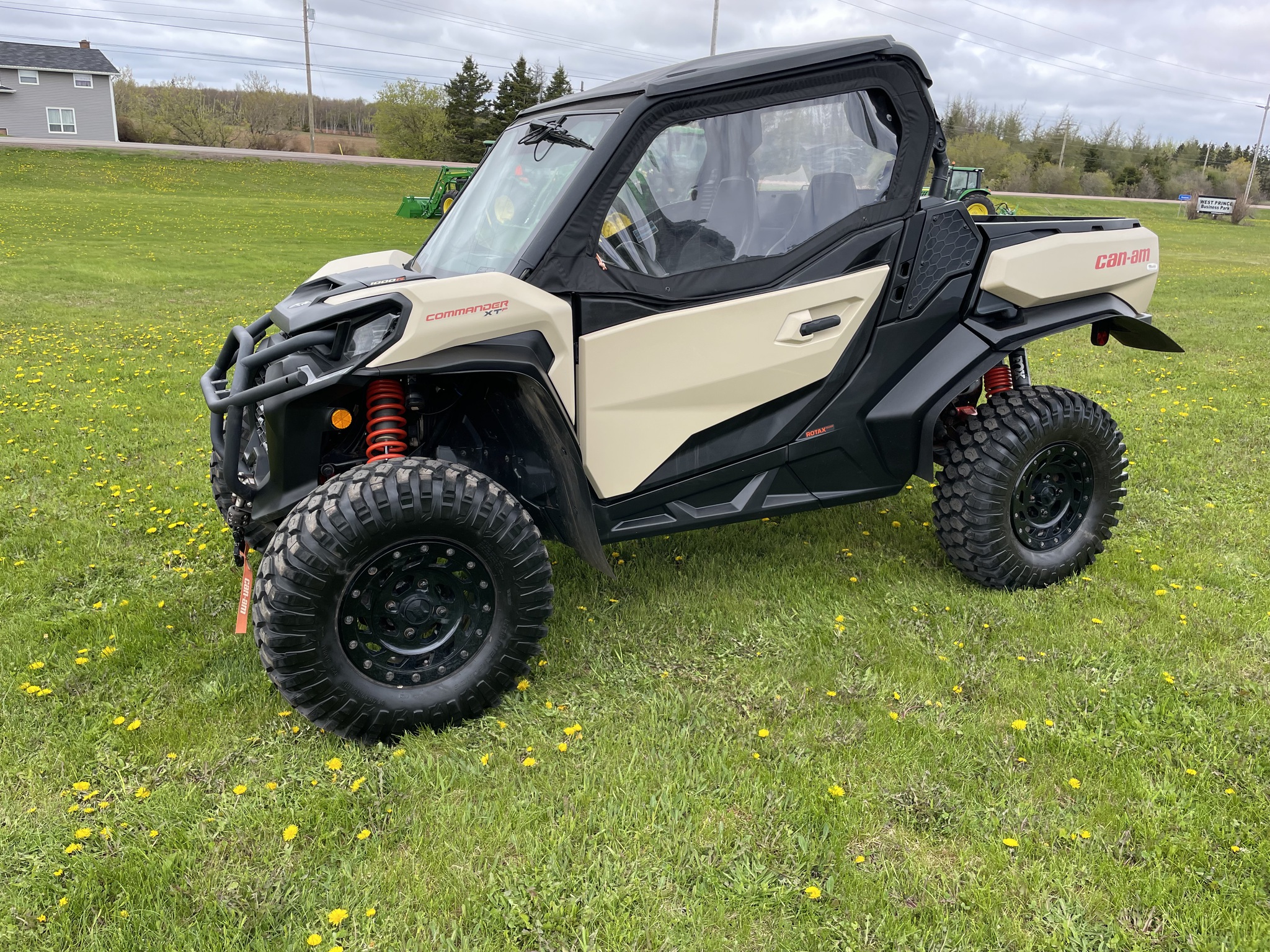 2023 Can-Am Commander XT-P Image 1
