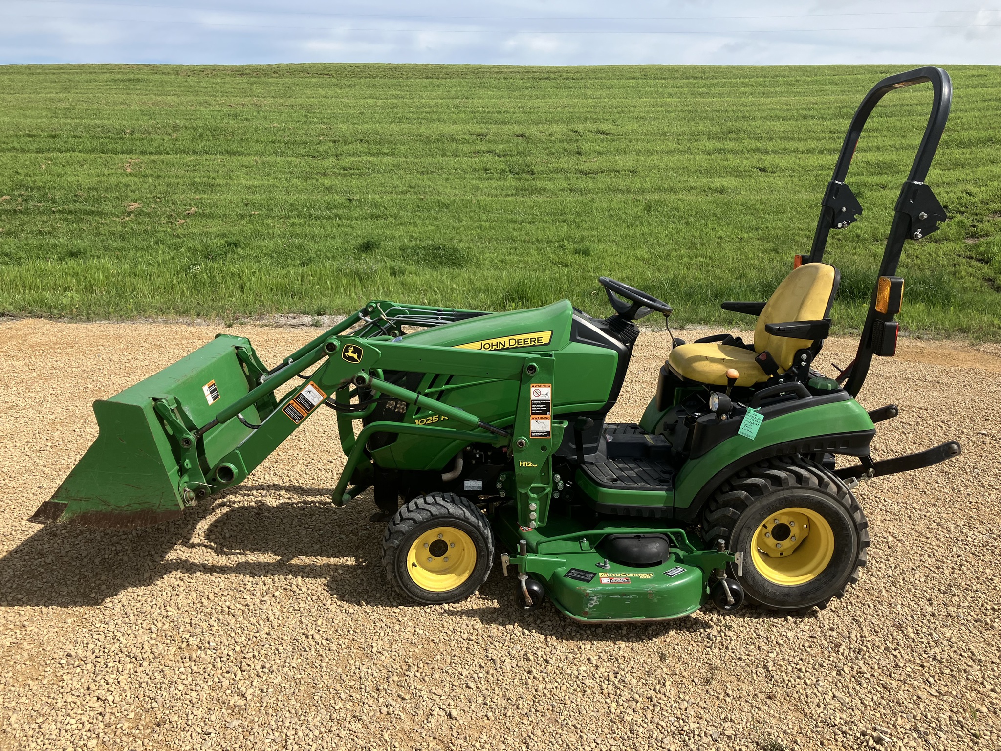 2013 John Deere 1025R Image 2