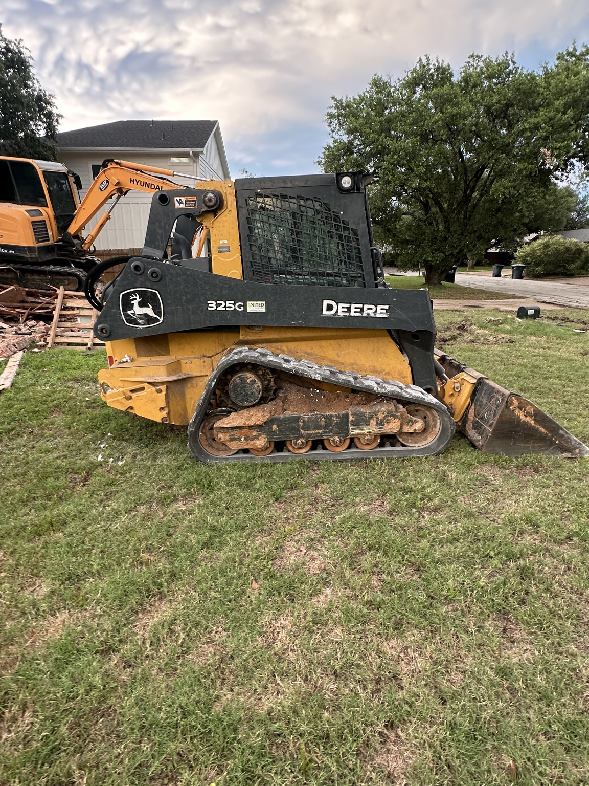 2021 John Deere 325G Image 10