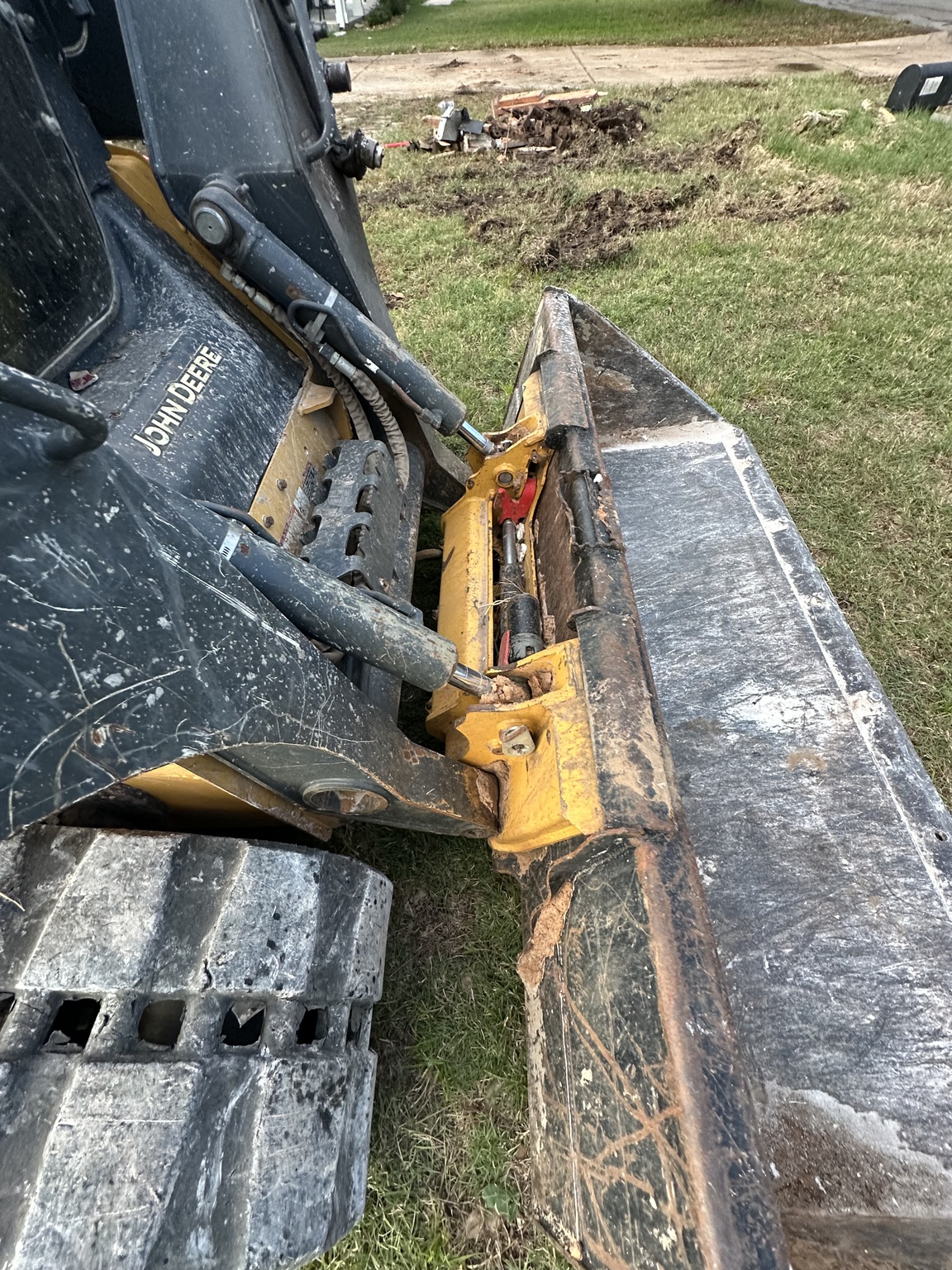 2021 John Deere 325G Image 24