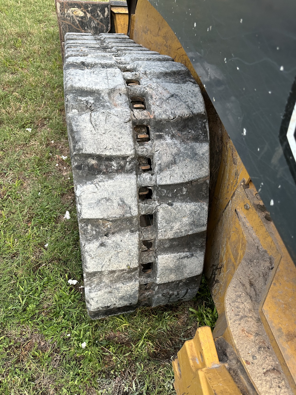 2021 John Deere 325G Image 32