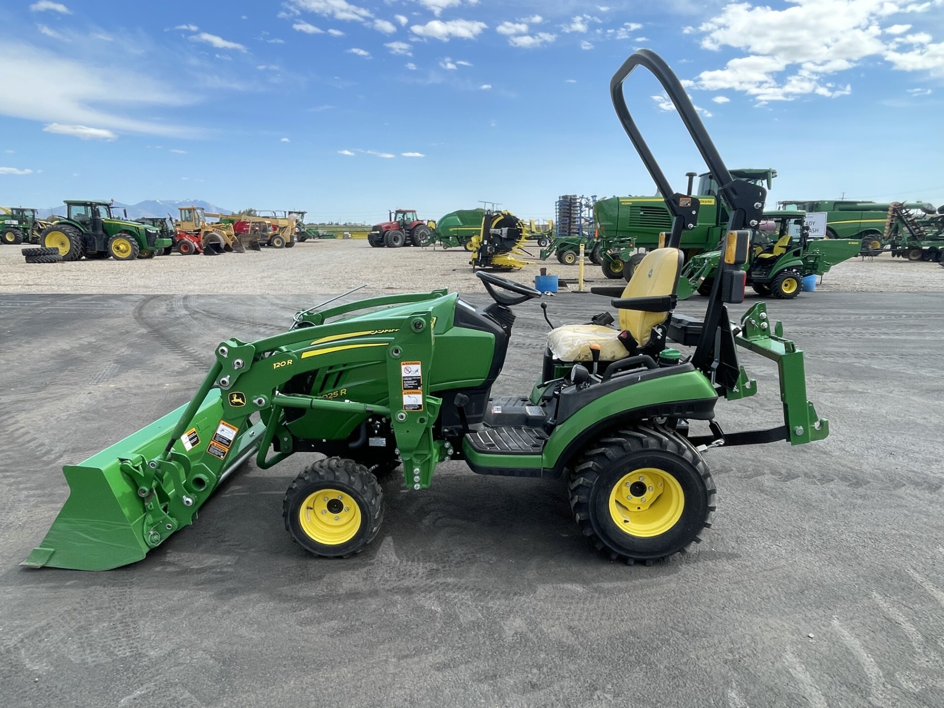 2021 John Deere 1025R Image 8