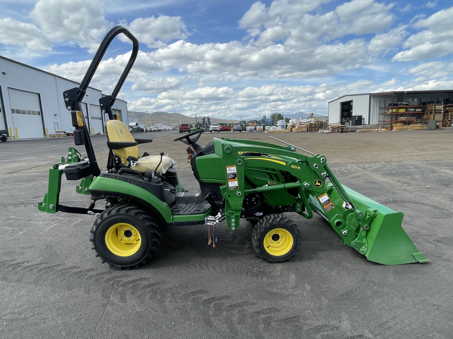 2021 John Deere 1025R Image 4