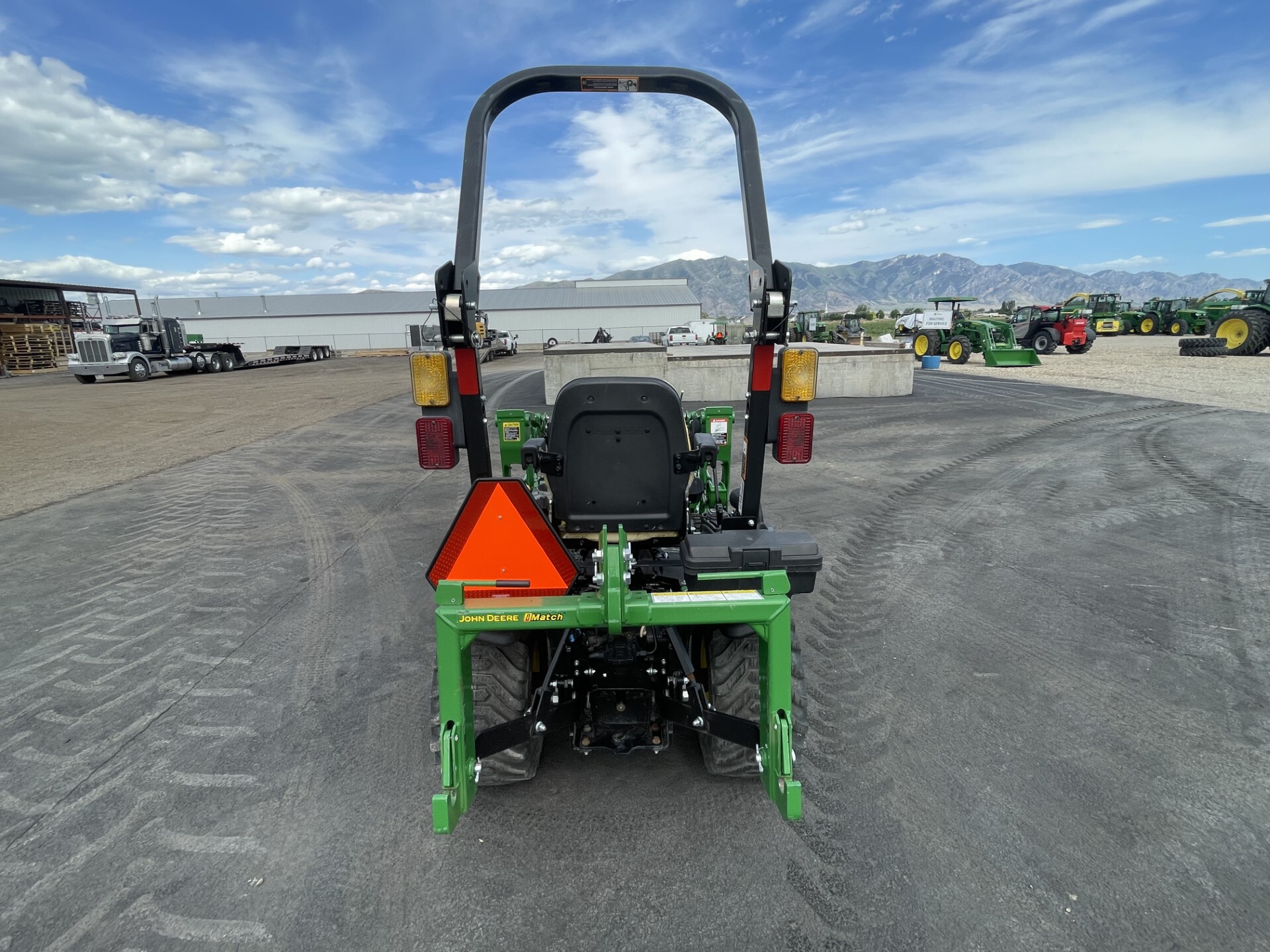 2021 John Deere 1025R Image 6
