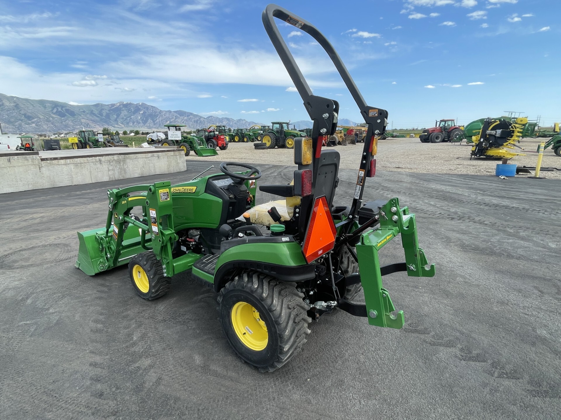 2021 John Deere 1025R Image 7