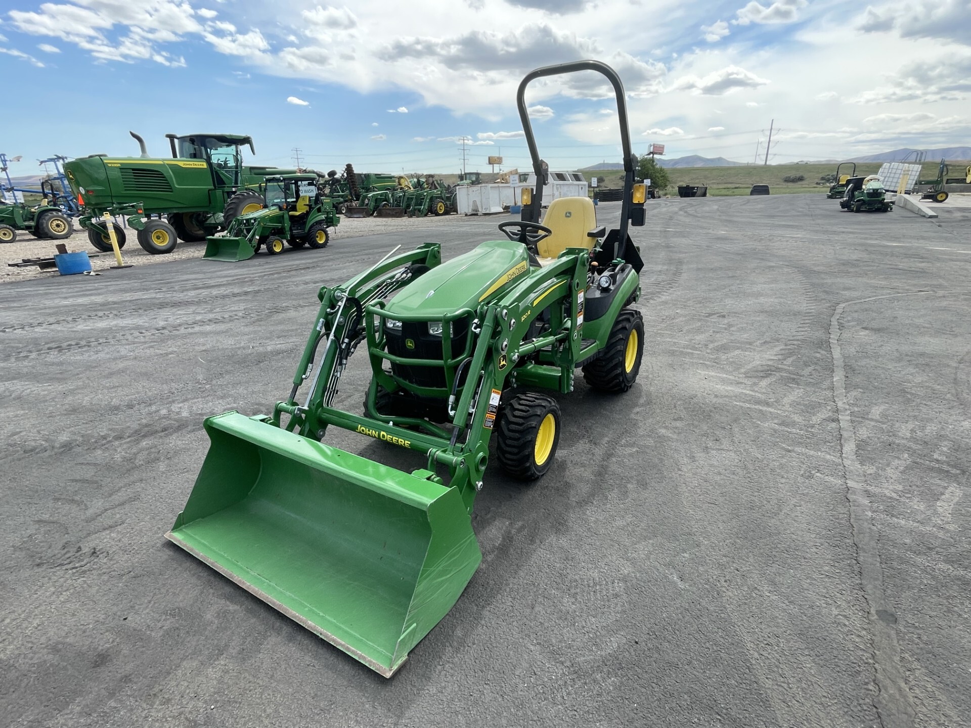 2021 John Deere 1025R Image 1