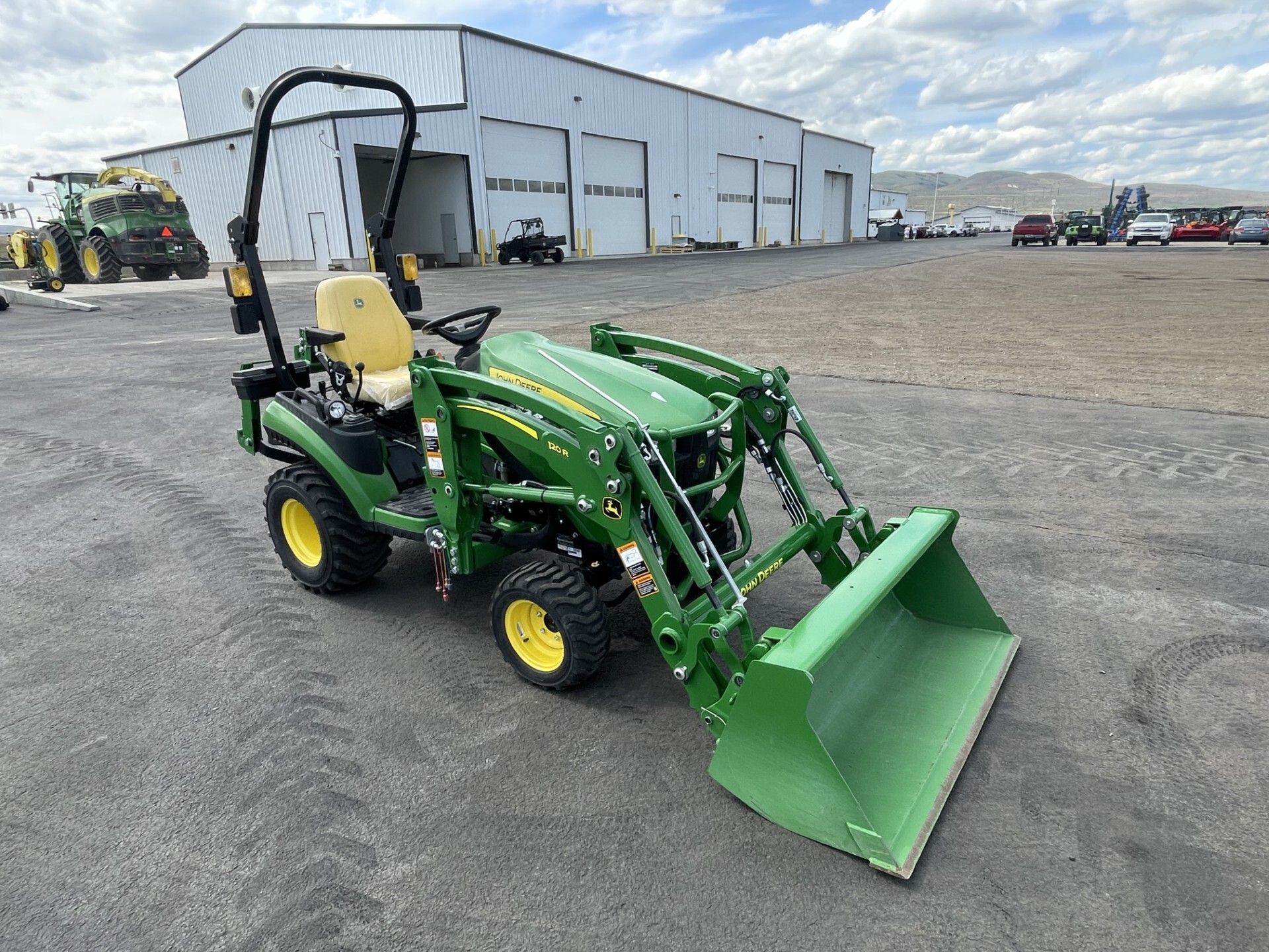 2021 John Deere 1025R Image 3