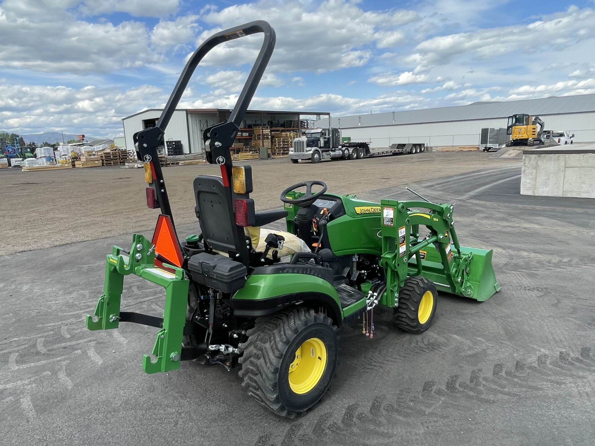2021 John Deere 1025R Image 5
