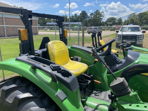 2021 John Deere 4052M Photo 4