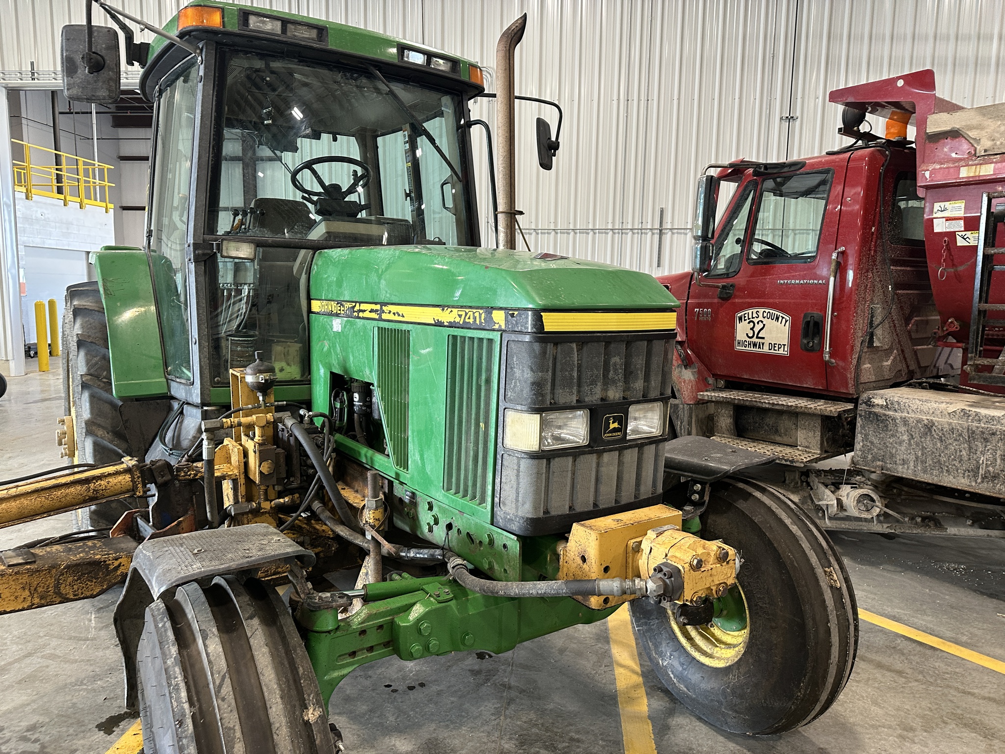 2001 John Deere 7410 Image 6