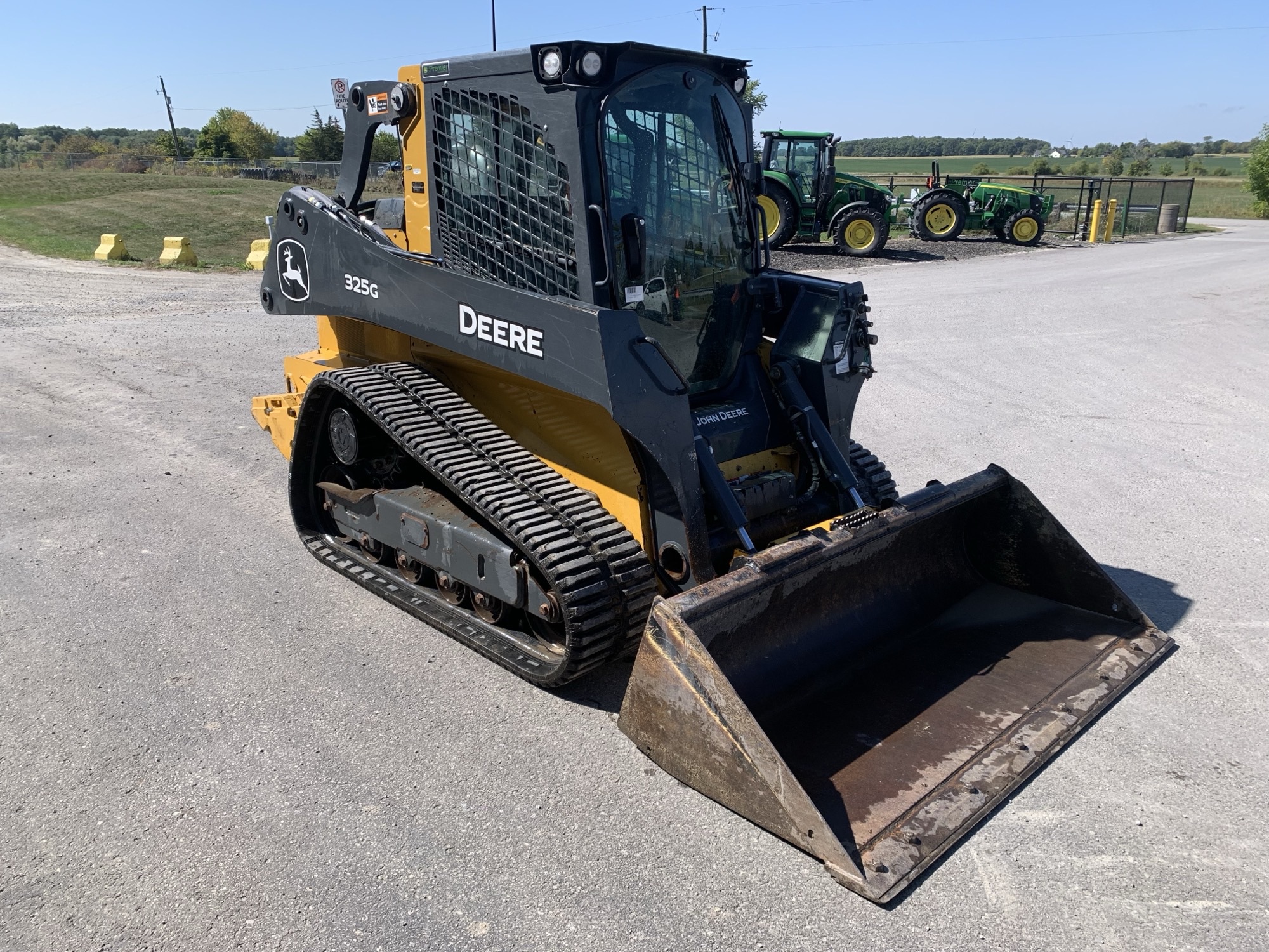 2022 John Deere 325G Image 4