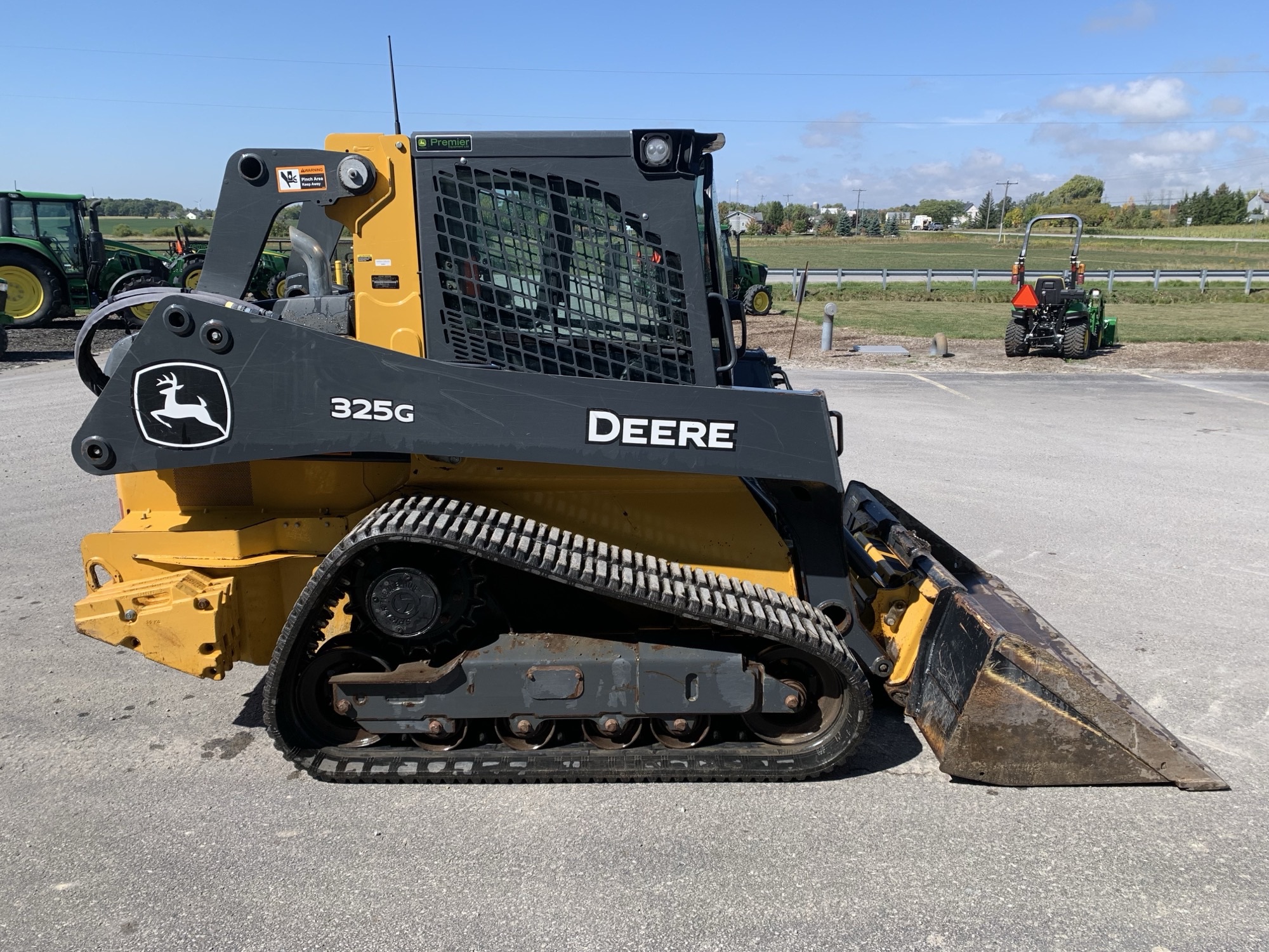 2022 John Deere 325G Image 5