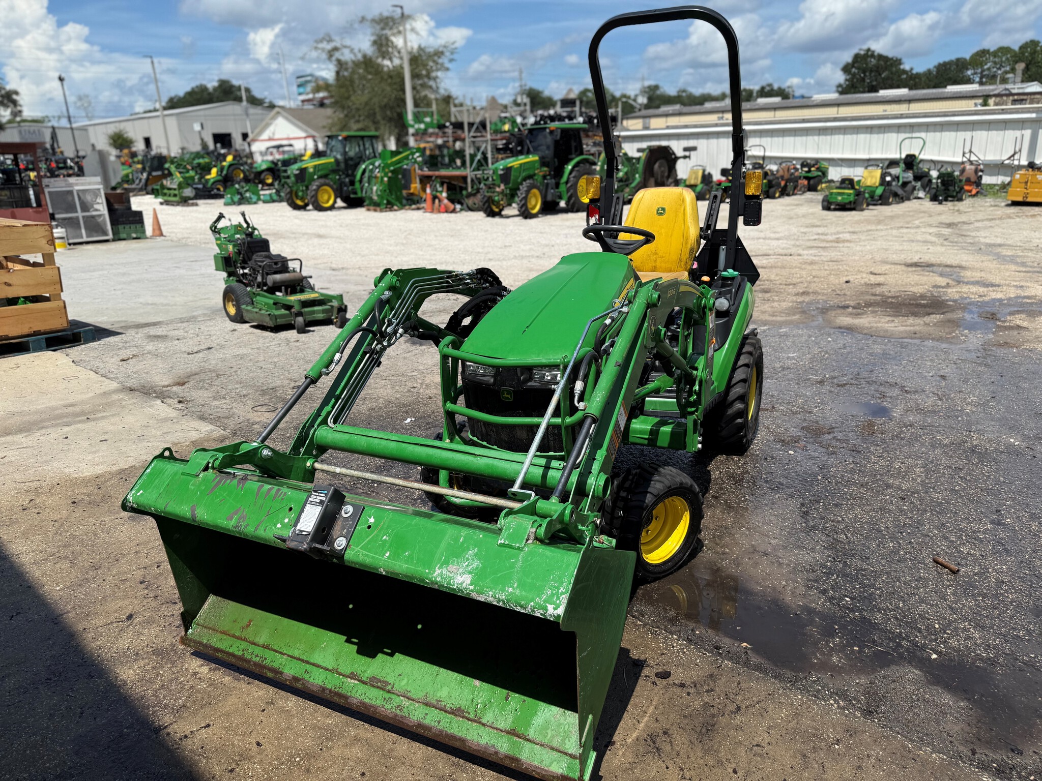 2023 John Deere 1025R Image 3